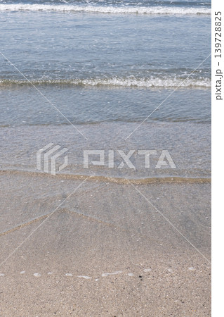 砂浜に打ち寄せる波 湘南 由比ガ浜 砂浜に打ち寄せる波 湘南 由比ガ浜 139728825