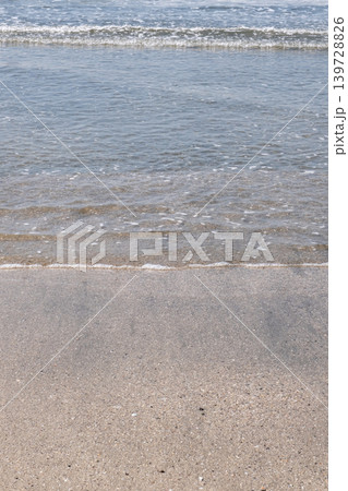砂浜に打ち寄せる波 湘南 由比ガ浜 砂浜に打ち寄せる波 湘南 由比ガ浜 139728826