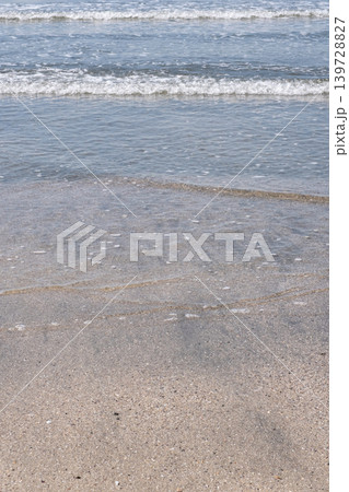 砂浜に打ち寄せる波 湘南 由比ガ浜 砂浜に打ち寄せる波 湘南 由比ガ浜 139728827