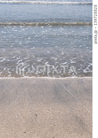 砂浜に打ち寄せる波　湘南　由比ガ浜 139728828