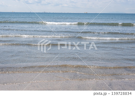 砂浜に打ち寄せる波 湘南 由比ガ浜 砂浜に打ち寄せる波 湘南 由比ガ浜 139728834