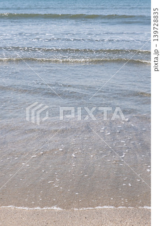 砂浜に打ち寄せる波　湘南　由比ガ浜 139728835