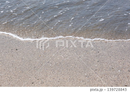 砂浜に打ち寄せる波　湘南　由比ガ浜 139728843