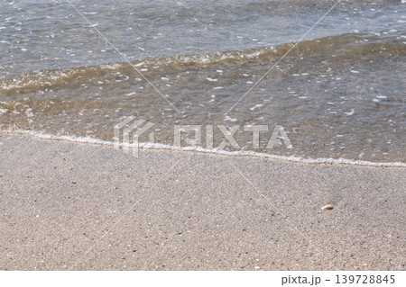 砂浜に打ち寄せる波 湘南 由比ガ浜 砂浜に打ち寄せる波 湘南 由比ガ浜 139728845
