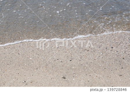 砂浜に打ち寄せる波　湘南　由比ガ浜 139728846