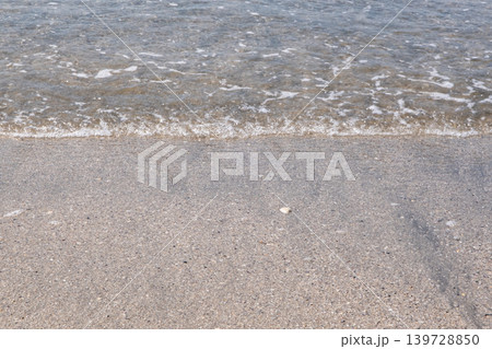 砂浜に打ち寄せる波　湘南　由比ガ浜 139728850