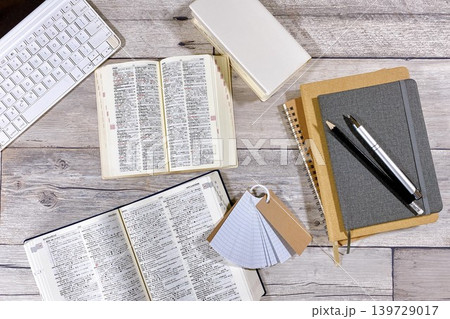 英語辞書と単語帳の学習デスク素材 英語辞書と単語帳の学習デスク素材 139729017