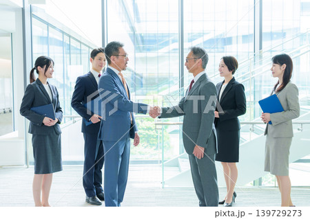 ビジネス　握手　提携　合意 139729273