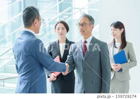 ビジネス 握手 提携 合意 ビジネス 握手 提携 合意 139729274
