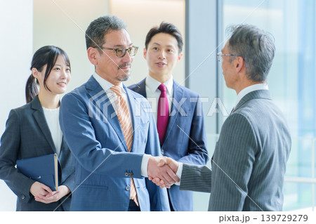 ビジネス 握手 提携 合意 ビジネス 握手 提携 合意 139729279