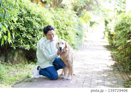 ペット 大型犬 お散歩をしているゴールデンレトリバーと男性 ペット 大型犬 お散歩をしているゴールデンレトリバーと男性 139729406
