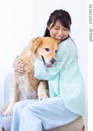 ファミリー　ペットの犬を抱きしめる女性 139729538