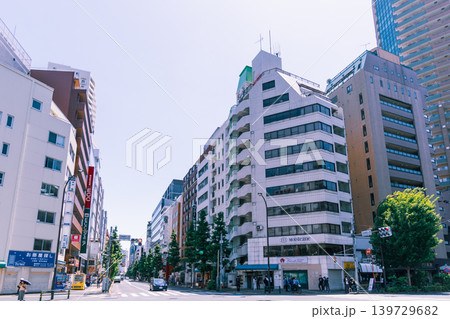 東京の都市風景 北新宿百人町交差点 東京の都市風景 北新宿百人町交差点 139729682