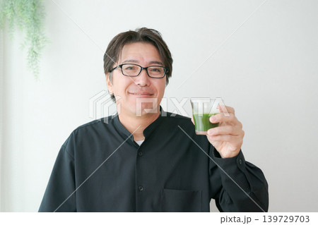 青汁を飲むミドル男性 139729703