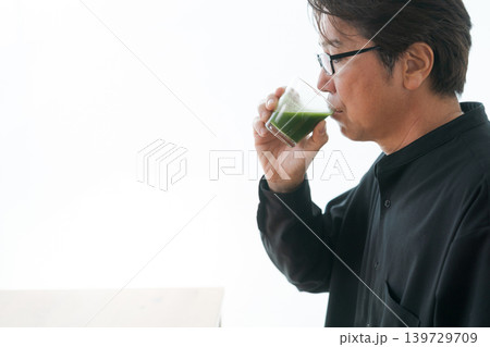 青汁を飲むミドル男性 139729709