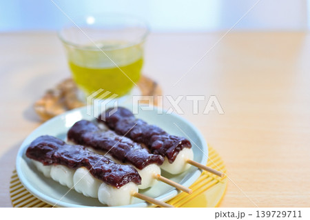 素朴で懐かしい味、つぶあん串団子 139729711