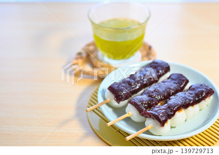 素朴で懐かしい味、つぶあん串団子 素朴で懐かしい味、つぶあん串団子 139729713