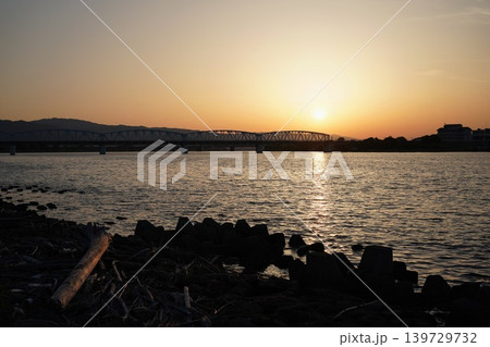 朝の河川敷にて 朝の河川敷にて 139729732
