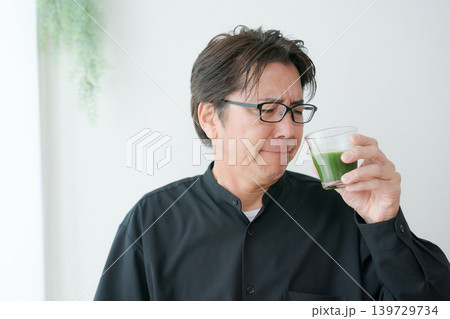 青汁を飲むミドル男性 139729734