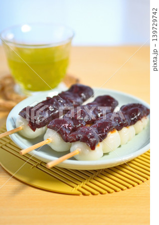 素朴で懐かしい味、つぶあん串団子 139729742