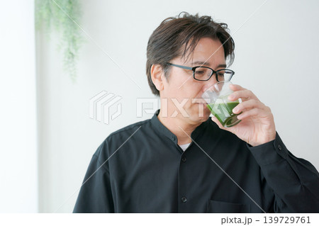 青汁を飲むミドル男性 139729761