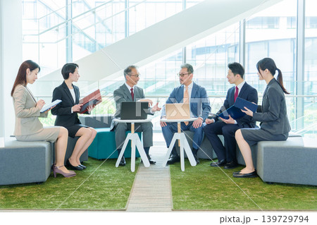 オフィスで会議、打ち合わせをするビジネスパーソン オフィスで会議、打ち合わせをするビジネスパーソン 139729794