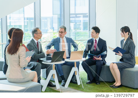 オフィスで会議、打ち合わせをするビジネスパーソン 139729797