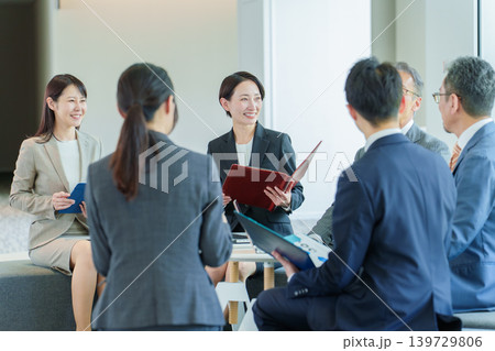 オフィスで会議、打ち合わせをするビジネスパーソン オフィスで会議、打ち合わせをするビジネスパーソン 139729806