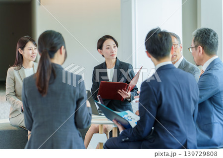 オフィスで会議、打ち合わせをするビジネスパーソン オフィスで会議、打ち合わせをするビジネスパーソン 139729808