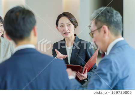 オフィスで会議、打ち合わせをするビジネスパーソン 139729809