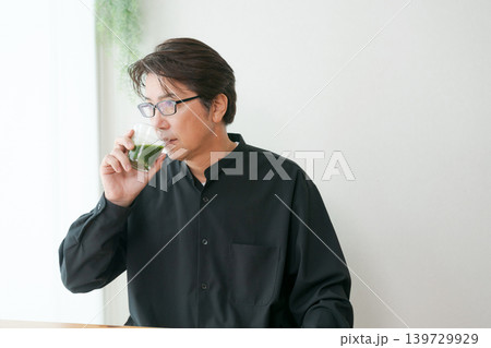 青汁を飲むミドル男性 139729929
