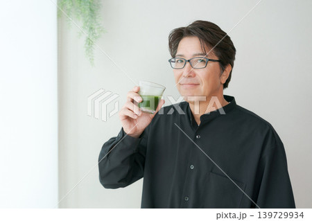 青汁を飲むミドル男性 青汁を飲むミドル男性 139729934