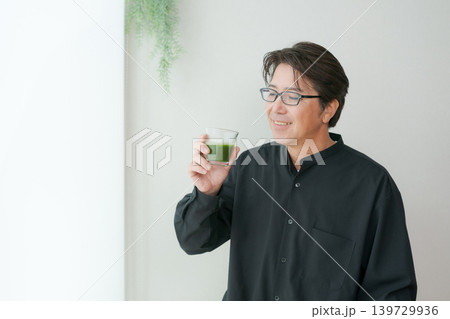 青汁を飲むミドル男性 139729936