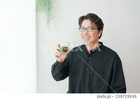 青汁を飲むミドル男性 139729938