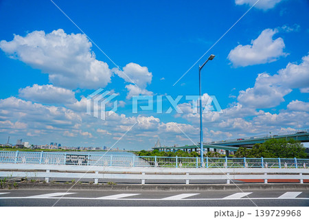 初夏の晴れた日の平井大橋から見た高速道路 139729968