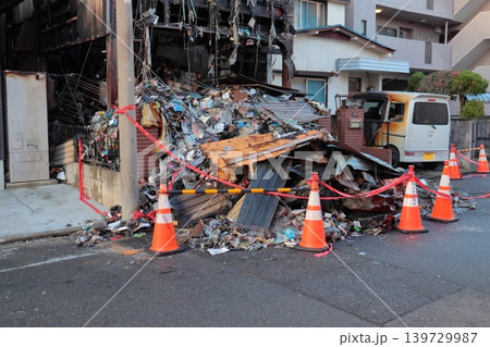 火災後のゴミ屋敷と道路まであふれる大量のゴミ（愛知県名古屋市） 139729987