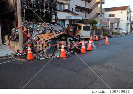 ゴミ屋敷の火災後と道路まであふれる大量のゴミ(愛知県名古屋市) ゴミ屋敷の火災後と道路まであふれる大量のゴミ(愛知県名古屋市) 139729988