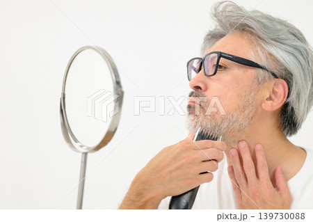 髭を剃る男性 髭を剃る男性 139730088