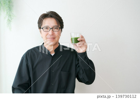 青汁を飲むミドル男性 139730112