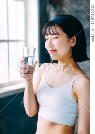 水を飲む若い女性 水分補給 水を飲む若い女性 水分補給 139730319