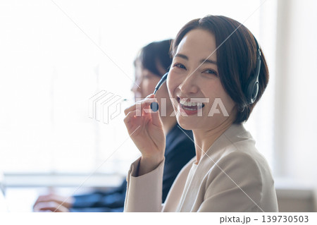 コールセンターで働く女性 コールセンターで働く女性 139730503