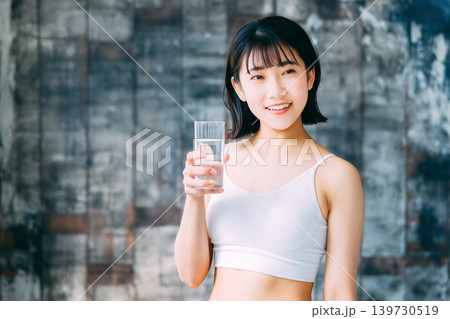ミネラルウォーターを飲む若い女性 水分補給 ミネラルウォーターを飲む若い女性 水分補給 139730519