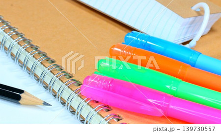 カラフル文房具と単語帳の勉強素材 カラフル文房具と単語帳の勉強素材 139730557