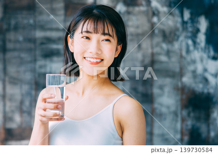 ミネラルウォーターを飲む若い女性  水分補給 139730584