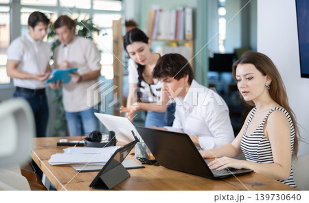 Young woman working on laptop in modern office 139730640