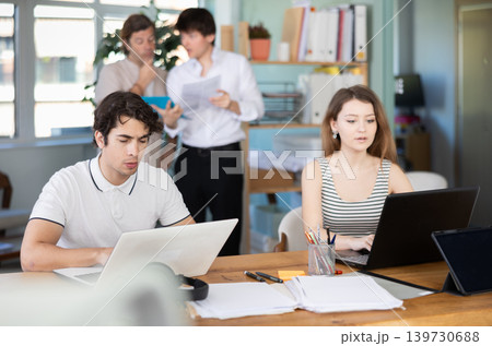 Managers sitting at desk is working on laptop computer. Managers sitting at desk is working on laptop computer. 139730688