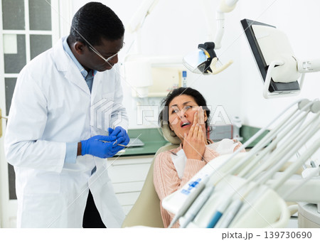 Asian woman talking with dentist about toothache 139730690