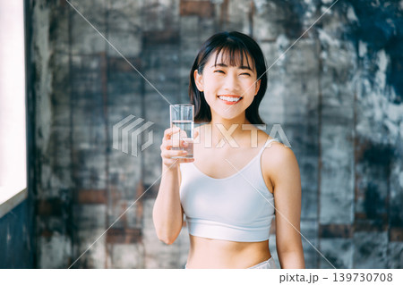 水を飲む若い女性 水分補給 水を飲む若い女性 水分補給 139730708