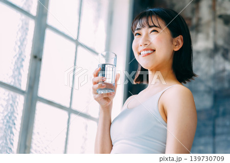 ミネラルウォーターを飲む若い女性 水分補給 ミネラルウォーターを飲む若い女性 水分補給 139730709