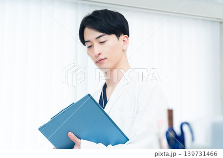 病院で働く若い男性 病院で働く若い男性 139731466